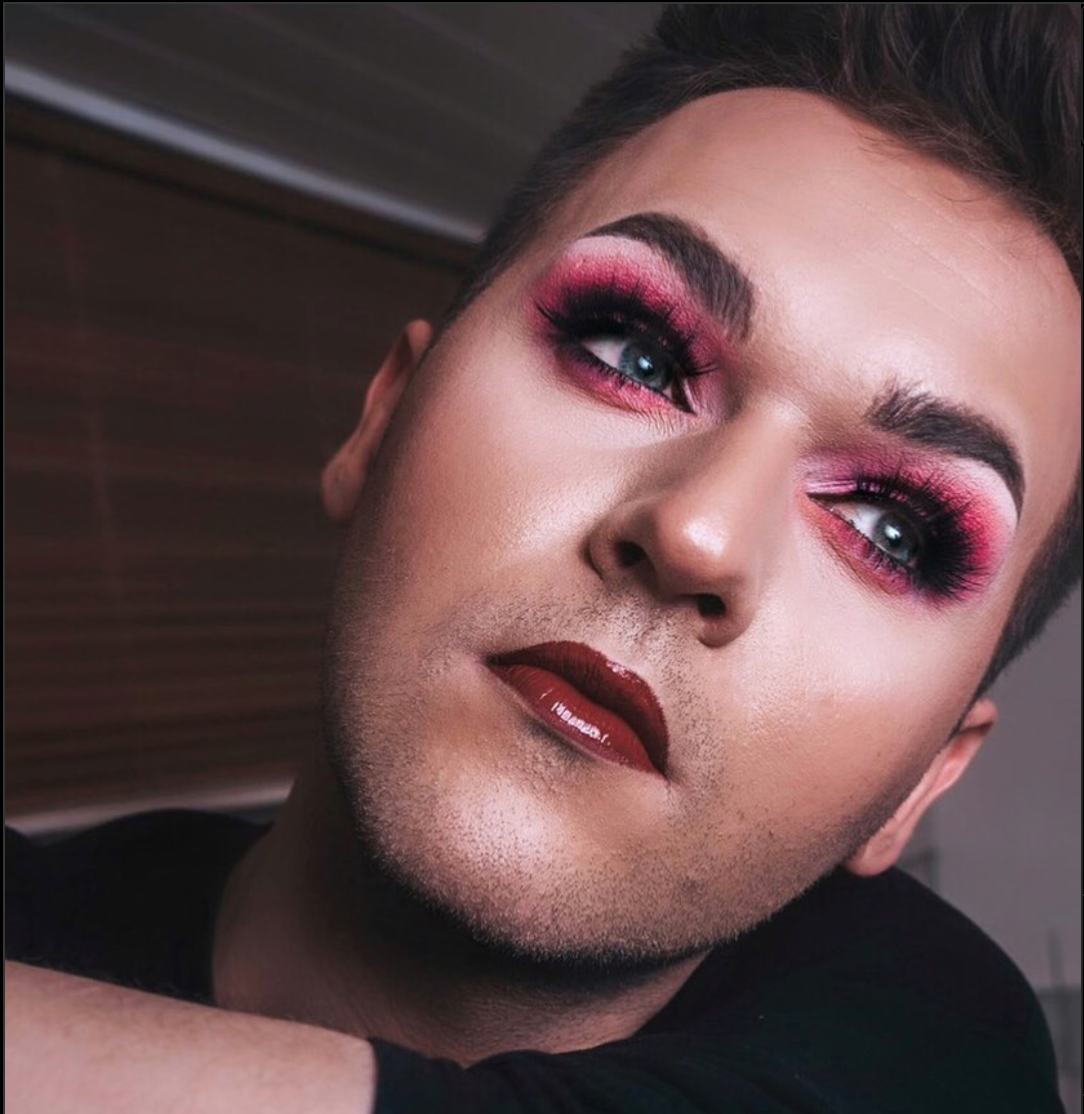 A picture of David Shiny wearing the Flora lashes!